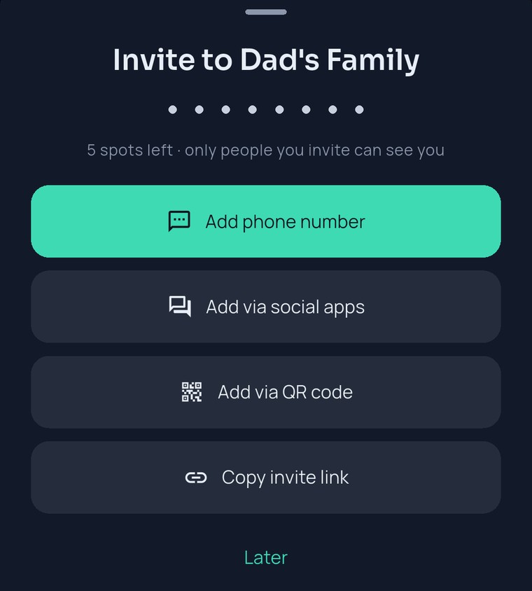 FamilySeen 초대 시트 — 아빠네 가족으로 초대, 5자리 남음, 초대한 사람만 당신을 볼 수 있음, 전화번호·소셜 앱·QR 코드·복사 옵션